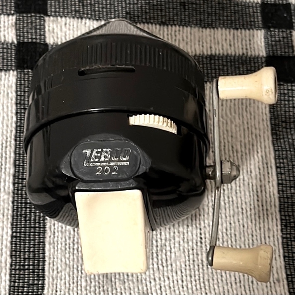 Vintage Zebco 202 Closed Face Spin Cast Fishing Reel